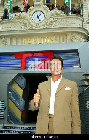 (Afp) - acteur Arnold Schwarzenegger présente le troisième "Terminator" film intitulé 'T-3 : Rise Of The Machines' en face de l'hôtel Carlton à la 56e Festival International de Cannes, France, 17 mai 2003. Banque D'Images