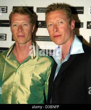 (Afp) - Les acteurs américains et des jumeaux Adrian (R) et Neil Rayment poser pendant les MTV partie présentant la troisième "Terminator" film intitulé 'T-3 : Rise Of The Machines" à la 56e Festival International de Cannes, France, 17 mai 2003. Les jumeaux sont à Cannes pour promouvoir leur film 'Matrix Reloaded". Banque D'Images