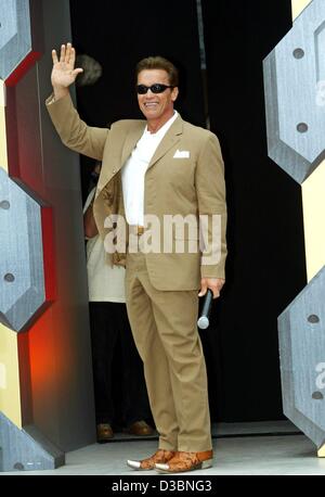 (Afp) - acteur Arnold Schwarzenegger présente le troisième "Terminator" film intitulé 'T-3 : Rise Of The Machines" à la 56e Festival International de Cannes, France, 17 mai 2003. Banque D'Images