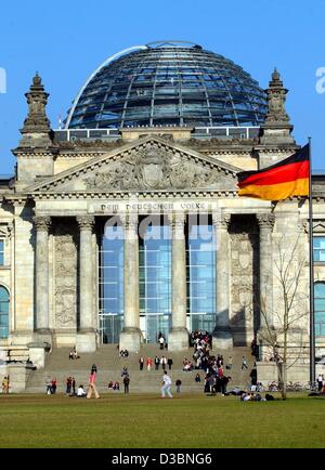 (Afp) - Une vue du bâtiment du Reichstag lors d'une journée ensoleillée, à Berlin, le 16 mars 2003. Le texte se lit au-dessus des colonnes 'Dem DEUTSCHEN VOLKE (au peuple allemand). Construit en 1894 par Paul Wallot, le Reichstag a été accommodant le Bundestag (Chambre basse du Parlement allemand) depuis le 19 avril 1999. T Banque D'Images