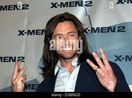 (Afp) - L'acteur américain Hugh Jackman est faire des grimaces et des gestes à une promotion du film X-Men 2, Berlin, 23 avril 2003. Jackman jouera le personnage principal Wolverine qui appartient à un groupe de mutants avec des capacités extraordinaires, les X-Men. Le film sera lancé dans les salles allemandes le 1 mai 2003. Banque D'Images