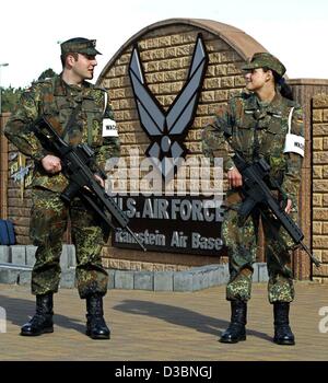 (Afp) - Un homme et une femme soldat de la Bundeswehr (armée fédérale) witch fusils d'montent la garde à l'entrée de la base aérienne de Ramstein US, au sud-ouest de l'Allemagne, 10 mars 2003. Plus de 100 soldats allemands protéger la base aérienne d'attaques terroristes. L'armée allemande a pris plus de se Banque D'Images