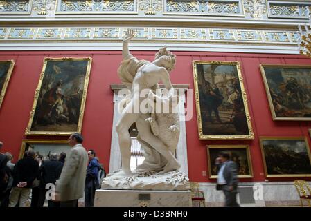 (Afp) - Les visiteurs devant les tableaux dans le Musée de l'Ermitage à Saint-Pétersbourg, Russie, 13 mai 2003. L'Ermitage est partie de l'immeuble du célèbre Palais d'hiver et c'est aussi la plus grande galerie d'art en Russie. Le musée fut fondé en 1764 lorsque Catherine la Grande a acheté un ensemble de 2 Banque D'Images