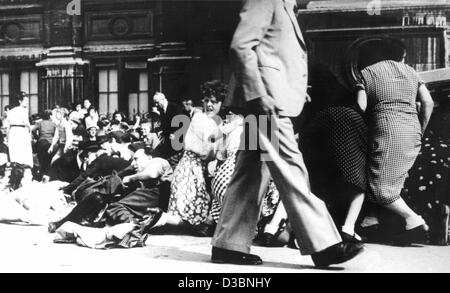 (Afp) - Les gens prennent le couvercle au cours d'une fusillade peu avant l'invasion des troupes américaines pour la libération de la capitale française, sur la Place de l'Hôtel de Ville (City Hall Square) à Paris, août 1944. Le gouverneur militaire allemand de Paris, Dietrich von Choltitz, remis aux alliés en 1944, l'igno Banque D'Images