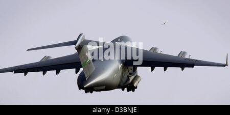 (Afp) - Un opérateur de transport Galaxy de l'US Air Force est dans l'air après le décollage à l'aéroport de Francfort, Allemagne, 1 avril 2003. Banque D'Images