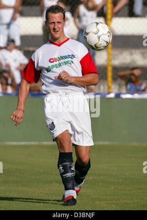 (Afp) - L'Allemand Michael Schumacher, la formule 1 se concentre sur la balle au cours d'un match de football de bienfaisance dans la région de Santos, Brésil, 2 avril 2003. La rencontre amicale avec d'autres joueurs de football professionnels du FC Santos, le champion de football brésilien, s'est terminée par une égalité 3-3. Schumacher participera à la Bra Banque D'Images
