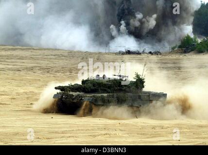 (Afp) - Des soldats polonais sur un Leopard II A4 mis à disposition par l'Allemagne, au cours d'un exercice militaire de l'armée polonaise sous la direction d'officiers allemands près de la frontière allemande en Swietoszow, Pologne, 14 mai 2003. La Pologne a officiellement demandé une intervention militaire de l'OTAN L'étude sur la possibilité d'appui de l'alliance Banque D'Images