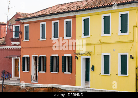 Maisons de couleurs vives sur Burano une île de la lagune de Venise Banque D'Images