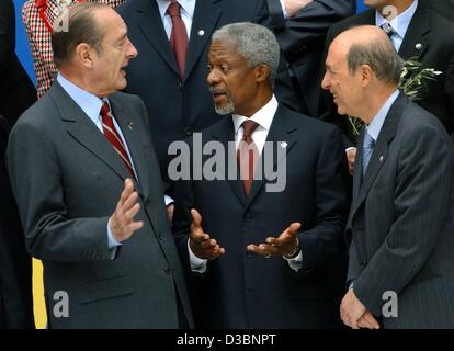 (Afp) Le Secrétaire général de l'ONU Kofin (Annan (M), le président français Jacques Chirac(L) et le Premier Ministre grec Constantinos Simitis parlons au cours de la session pour la photo de famille pour les dirigeants des 25 états membres de l'Union européenne à Athènes, Grèce, le 17 avril 2003. Après des semaines de querelles sur l'I Banque D'Images