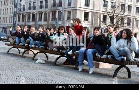 (Afp) - Une classe d'école, de l'Italie s'asseoir sur un banc pendant leur visite à Berlin, le 28 mars 2003. Banque D'Images