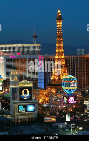 (Afp) - Une vue de l'éclairage d'immitation de Tour Eiffel qui fait partie de l'hôtel et casino 'Paris' Photo de nuit dans la ville de joueurs, Las Vegas, Nevada, 6 mars 2003. Banque D'Images