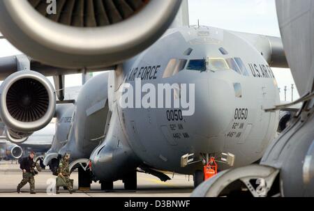 (Afp) - Un avion cargo de type C-117 'Globemaster' de l'US air force est en attente avec moteur en marche pour les feux verts à décoller de la base aérienne américaine à Francfort, 14 mars 2003. La base aérienne est l'un des plus importants carrefours de l'air des forces américaines. Plusieurs centaines de soldats américains font une escale à Fr Banque D'Images