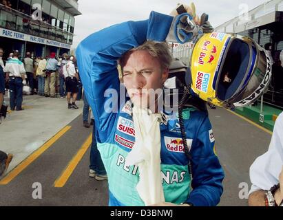 (Afp) - L'Allemand Nick Heidfeld pilote de formule 1 de l'équipe Sauber enlève son casque après la première formation qualifiante sur l'Albert Park à Melbourne, le 7 mars 2003. Heidfeld est entrée dans le 12ème. Le Grand Prix d'Australie, s'amorcera la saison de Formule 1 le 9 mars 2003 à Melbourne. Banque D'Images