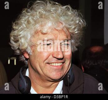 (Dpa) - réalisateur Jean-Jacques Annaud sourit dans Krampnitz, Allemagne, 31 mars 2000. Il fêtera son 60e anniversaire le 1 octobre 2003. Annaud est né le 1 octobre 1943 à Draveil, Ile-de-France/France, et a commencé sa carrière de diriger des centaines de publicités télévisées pendant la Banque D'Images