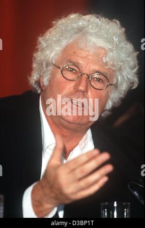 (Dpa) - réalisateur Jean-Jacques Annaud gestes au cours d'une conférence de presse à Berlin, 7 février 2001. Il fêtera son 60e anniversaire le 1 octobre 2003. Annaud est né le 1 octobre 1943 à Draveil, Ile-de-France/France, et a commencé sa carrière de diriger des centaines de la télévision, Banque D'Images