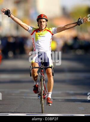 (Afp) - L'Espagnol Igor Astarloa cycliste de l'équipe Saeco (C) cheers après avoir remporté le 12 km du circuit des Championnats du monde de cyclisme à Hamilton, Canada, 12 octobre 2003. Banque D'Images