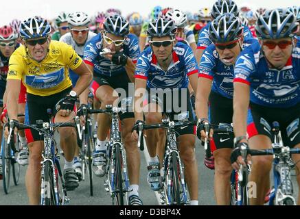 (Dpa) - US Postal-Berry Floor's Lance Armstrong (L) des États-Unis, le port du maillot jaune de leader du classement général, des tours avec ses coéquipiers (L-R) George Hincapie en provenance des États-Unis, l'espagnol Roberto Heras, Fédération de Vjatceslav Ekimov et l'espagnol Manuel Beltran au cours de la 18e étape du Tour de Franc 2003 Banque D'Images