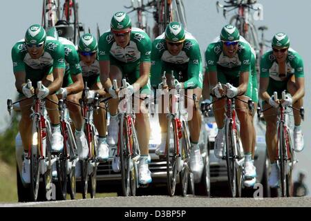 (Afp) - L'équipe Credit Agricole est le vélo à côté de l'autre au cours de la quatrième étape du Tour de France, le 9 juillet 2003. La quatrième étape conduit de Joinville à Saint Dizier sur une distance de 69 km. Banque D'Images