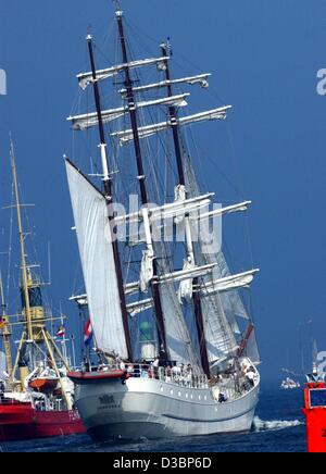 (Afp) - Le navire à voile néerlandais 'Artémis' définit le port de voiles en Rostock-Warnemuende, Allemagne, le 9 août 2003. Le navire est l'un des 250 Museum et de navires traditionnels qui participent à la 13e 'Hanse Sail' régate de voile en mer Baltique. La ville de Rostock souligne à cet événement il Banque D'Images