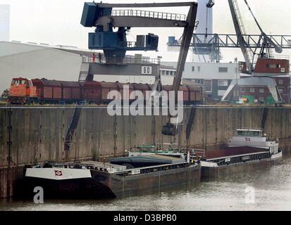(Afp) - navires de fret se situent dans le port de Düsseldorf, Allemagne, 18 août 2003. En raison du faible niveau de l'eau du Rhin de nombreux navires de fret ne peuvent pas poursuivre leur voyage. Banque D'Images
