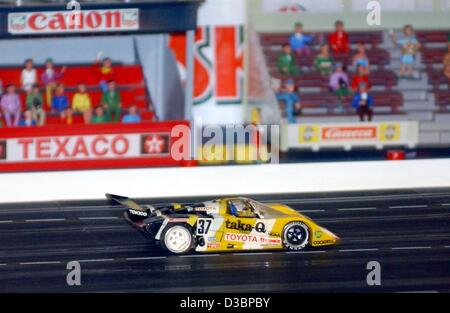 (Afp) - une voiture de course Carrera depuis la tribune des vitesses sur une course Carrera tack dans Karst, Allemagne, 8 octobre 2003. La piste de course à six voies est de 60 m de long, ce qui permet à l'electric 'slot' voitures d'atteindre des vitesses allant jusqu'à 30 kmph. Banque D'Images