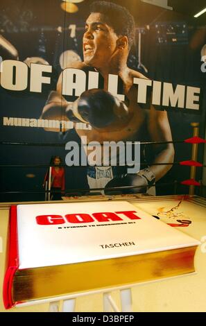 (Afp) - L'édition du nouveau livre "plus grand de tous les temps' (chèvre) qui traite de la légende de la boxe nous Muhammad Ali, se trouve sur l'écran sur un tabouret dans un ring de boxe au stand du marché des éditeurs Pijama à la Foire du livre de Francfort, le 8 octobre 2003. Le livre est imprimé en deux éditions différentes. Cce Banque D'Images