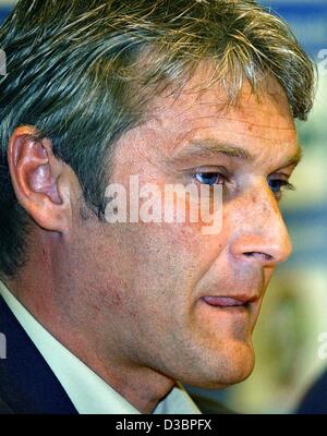 (Afp) - Armin Veh, entraîneur de la Bundesliga allemande soccer club FC Hansa Rostock, annonce sa démission au cours d'une conférence de presse à Rostock, Allemagne, 6 octobre 2003. Le 42-year-old soccer trainer depuis Augsburg a démissionné en raison de la mauvaise performance de son équipe. Avec seulement cinq points Banque D'Images