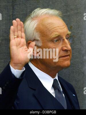 (Afp) - Le Premier Ministre bavarois Edmund Stoiber jure sur la constitution bavaroise au parlement régional de Munich, le 7 octobre 2003. En septembre Stoiber a été élu premier ministre de Bavière pour la quatrième fois. Stoiber a été au pouvoir depuis 1993. Il a gagné cette année, la ligue d'État de Bavière Banque D'Images