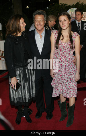 (Afp) - L'acteur américain Dustin Hoffman, son épouse Lisa et leur fille arrivent pour la "Rencontre avec le Fockers' première mondiale à Los Angeles, USA, 16 décembre 2004. Banque D'Images