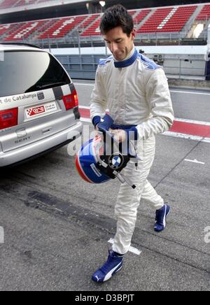 (Afp) - Le pilote de Formule 1 Mark Webber marche à travers la voie des stands à la Circuit de Catalogne à Barcelone, Espagne, 24 novembre 2004. Webber, qui a piloté pour la saison dernière, Jaguar a piloté pour tester l'équipe BMW-Williams qu'il sera dur pour dans la prochaine saison de F1 2005. Banque D'Images