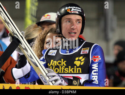(Afp) - Michael Uhrmann Ski ressemble au cours de la 53e Tournoi International de 4 Hills à Oberstdorf, Allemagne, 29 décembre 2004. Uhrmann reçu 242,7 points pour ses sauts de 118 et 131 mètres et est entrée en 8ème. Sauteur à ski Finlandais Janne Ahonen a remporté la compétition. Banque D'Images