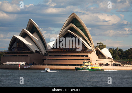 Avec l'Opéra de Sydney Sydney Harbor ferry en passant devant l'Australie Sydney CBD Banque D'Images