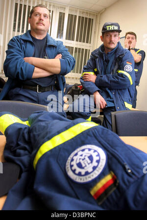 (Afp) - Les employés de la THW Allemand, un organisme de secours techniques gouvernementaux, attendent leur départ pour le Sri Lanka à l'aéroport de Francfort, Allemagne, le mardi 28 décembre 2004. 14 THW employés prêts pour la mission au Sri Lanka. Les secouristes de la états allemands de Bavière et de Baden Banque D'Images