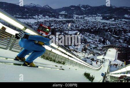 (Afp) - sauteur à ski Finlandais Janne Ahonen est sur le point de décoller dans la première étape de la 53e Tournoi International de 4 Hills à Oberstdorf, Allemagne, le 28 décembre 2004. Banque D'Images
