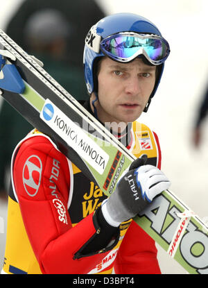 (Afp) - sauteur à ski Finlandais Janne Ahonen se penche sur l'appareil photo pendant une course d'entraînement pour la première étape de la 53e Tournoi International de 4 Hills à Oberstdorf, Allemagne, le 28 décembre 2004. Banque D'Images