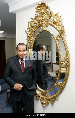 (Afp) - Joseph Jackson, père de pop star Michael Jackson, pose devant un miroir dans son hôtel suite à l'Estrel Hotel à Berlin, mercredi, 20 juillet 2005. La famille Jackson va célébrer son 76e anniversaire le 22 juillet 2005 à Berlin. La partie est également conçu comme un merci à tous Ger Banque D'Images