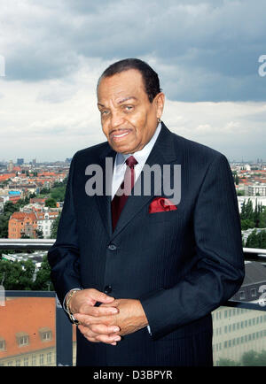 (Afp) - Joseph Jackson, père de pop star Michael Jackson, se tient sur le balcon de sa suite avec une vue sur les toits de Berlin à l'hôtel Estrel, mercredi, 20 juillet 2005. La famille Jackson va célébrer son 76e anniversaire le 22 juillet 2005 à Berlin. La partie est également conçu comme un Banque D'Images