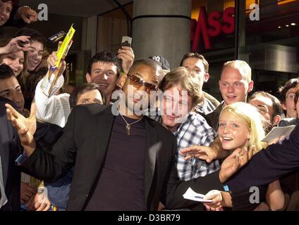 (Afp) - L'acteur hollywoodien Will Smith pose avec les fans de l'avant de la première Allemande de son nouveau film "Bad Boys II", à Munich, le 2 octobre 2003. Le film est la suite du film de 1995, dans lequel Will Smith joue une fois de plus Mike Lowrey cop stupéfiants qui avec son équipe de nettoyer les rues de Miami. Banque D'Images