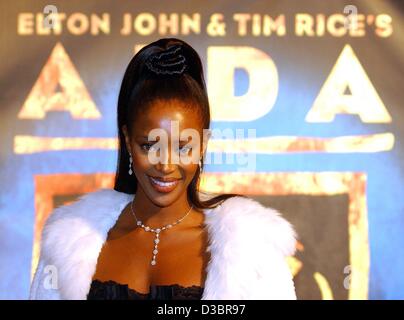 (Afp) - Le top-modèle britannique Naomi Campbell arrive pour la première allemande d'Elton John et Tim Rice's version musicale de "Aida" à Essen, Allemagne, le 5 octobre 2003. Plus de 100 000 billets pour la version allemande sont déjà vendus. La première mondiale de 'Aida' a été en mars 2000 sur Broadway à New Yo Banque D'Images