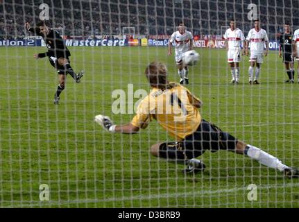 (Afp) - le gardien de Stuttgart, Timo Hildebrand (avant) n'a aucune chance de sauver le tir de pénalité de Manchester joueur néerlandais Ruud van Nistelrooy (L), au cours du deuxième match de la Ligue des Champions d'Europe de football contre le VfB Stuttgart et Manchester United à Stuttgart, Allemagne, 1 octobre 2003. Banque D'Images