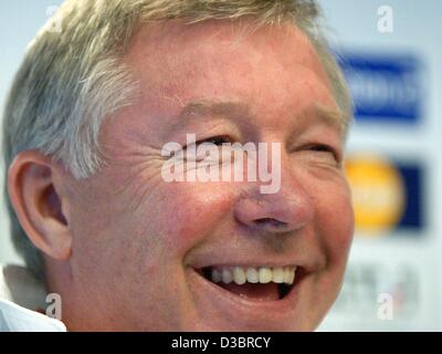 (Afp) - L'entraîneur de football Manchester United Sir Alex Ferguson sourit lors d'une conférence de presse à Stuttgart, Allemagne, 30 septembre 2003. Ferguson a commenté sur le prochain jeu de football de la Ligue des Champions entre le club de football anglais Manchester United contre le VfB Stuttgart. Banque D'Images