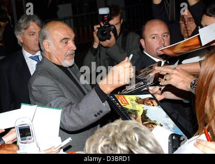 (Afp) - L'acteur Scottisch Sir Sean Connery ('James Bond', 'Nom de la rose', 'The Rock', 'La recherche de Forrester") donne des autographes à la première de son nouveau film 'Le Legue des Gentlemen Extraordinaires' à Berlin, Allemagne, 30 septembre 2003. De nombreuses personnalités se sont présentés à l'événement dans le cinema 'Cosmos'. Banque D'Images