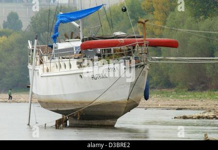 (Afp) - Le bateau à voile 'Autark' est coincé dans les restes de l'eau dans le Rhin près de Mainz-Kastel, en Allemagne, 1 octobre 2003. Les niveaux d'eau sont encore sur un faible en raison de l'absence de pluie au cours des derniers mois. Banque D'Images