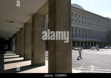 (Afp) - Une vue à travers une rangée de colonnes vers la façade principale de l'aéroport de Tempelhof à Berlin, Allemagne, le 8 août 2003. L'aéroport a été créé en 1923 mais le bâtiment actuel a été construit au début des années 1930 par l'architecte allemand Ernst Sagebiel. Le style architectural allie le fonctionnel ch Banque D'Images