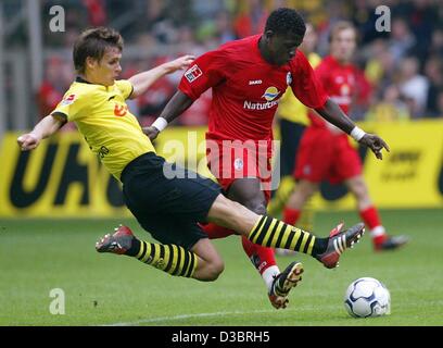 (Afp) - le défenseur de Dortmund Sebastian Kehl (L) tente de prendre la balle sur le milieu de terrain de Fribourg Soumaila Coulibaly du Mali pendant la partie de football Buundesliga Borussia Dortmund contre SC Freiburg à Dortmund, en Allemagne, le 27 septembre 2003. Dortmund a gagné le match 1-0 contre Fribourg. C'est pour le sapin Banque D'Images