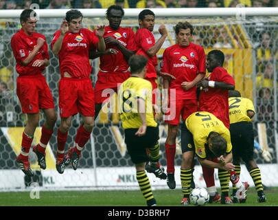 (Afp) - Le milieu de terrain de Dortmund Lars Ricken (C, avant, no 8) de la balle en un coup franc au delà du mur de Freibourg joueurs de football tandis que Dortmund's defender Sebastian Kehl (2e à partir de R, N° 5) et Dortmund. Giuseppe Reina (R, N° 2) ouvrir la voie pendant le match de football Bundesliga Borussia Dor Banque D'Images