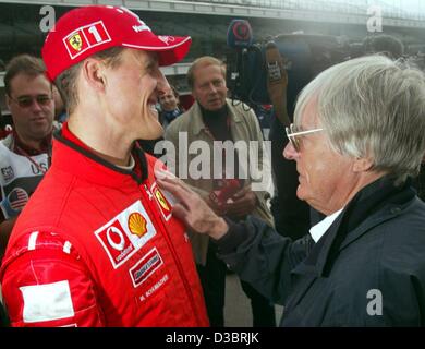 (Afp) - La chef de la Fédération des courses de formule 1 Bernie Ecclestone (R) et l'allemand champion du monde de Formule 1 Michael Schumacher de se parler et sourire devant les journalistes sur la piste de jours avant le début de la formule un Grand Prix des États-Unis à Indianapolis, USA, 26 septembre 200 Banque D'Images