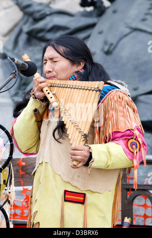 American Indian jouer la flûte de Pan une ancienne forme d'instrument de musique Banque D'Images