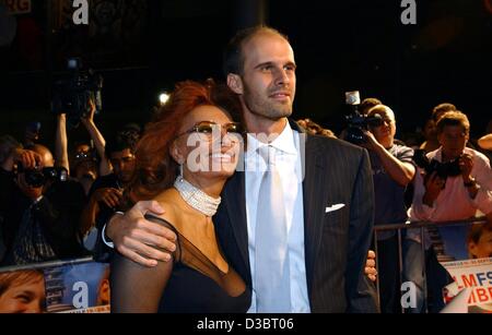 (Afp) - L'actrice italienne et Oscar gagnant Sophia Loren et son fils Edoardo Ponti posent devant le Cinemaxx cinéma à Hambourg, le 22 septembre 2003. La mère-fils duo a été chaleureusement accueillie par les fans de l'avant de l'examen préalable de Sophia Loren's new film 'Entre inconnus', qui a été écrit et dire Banque D'Images