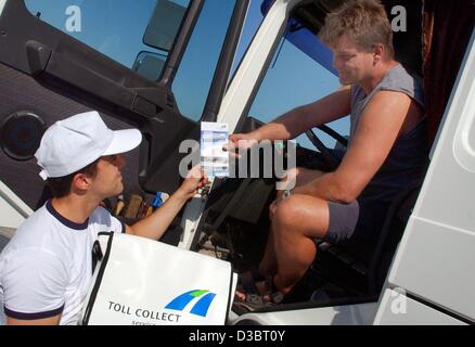 (Afp) - Un employé de la société Toll Collect informe un conducteur de camion sur le chariot sans frais sur les autoroutes allemandes, à un arrêt de camion à Michendorf, Allemagne, 22 septembre 2003. Toll Collect est un consortium créé par constructeur automobile DaimlerChrysler, Deutsche Telekom géant téléphone sans frais en français et l'opéra de la route Banque D'Images